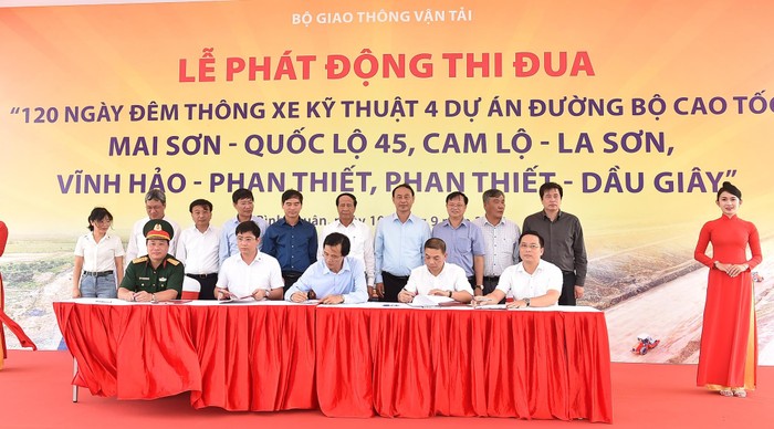 Phó Thủ tướng chứng kiến các đơn vị ký cam kết thi đua - Ảnh VGP/Đức Tuân