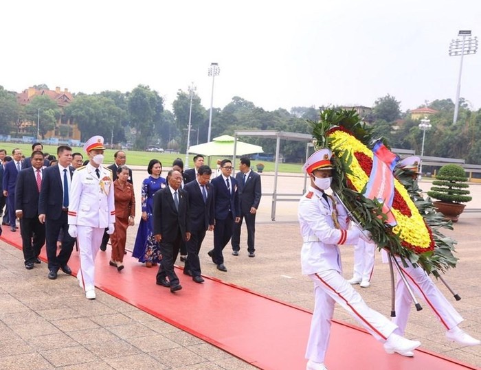 Chủ tịch Quốc hội Vương quốc Campuchia Samdech Heng Samrin đến đặt vòng hoa và vào Lăng viếng Chủ tịch Hồ Chí Minh. (Ảnh: Văn Điệp/TTXVN)