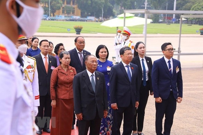 Chủ tịch Quốc hội Vương quốc Campuchia Samdech Heng Samrin kính cẩn trước Lăng viếng Chủ tịch Hồ Chí Minh. (Ảnh: Văn Điệp/TTXVN)