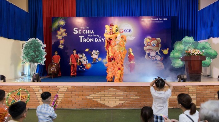 Tiết mục múa lân mở màn thu hút sự chú ý của các bạn nhỏ trong Ngày hội Trung Thu tại Hà Nội.