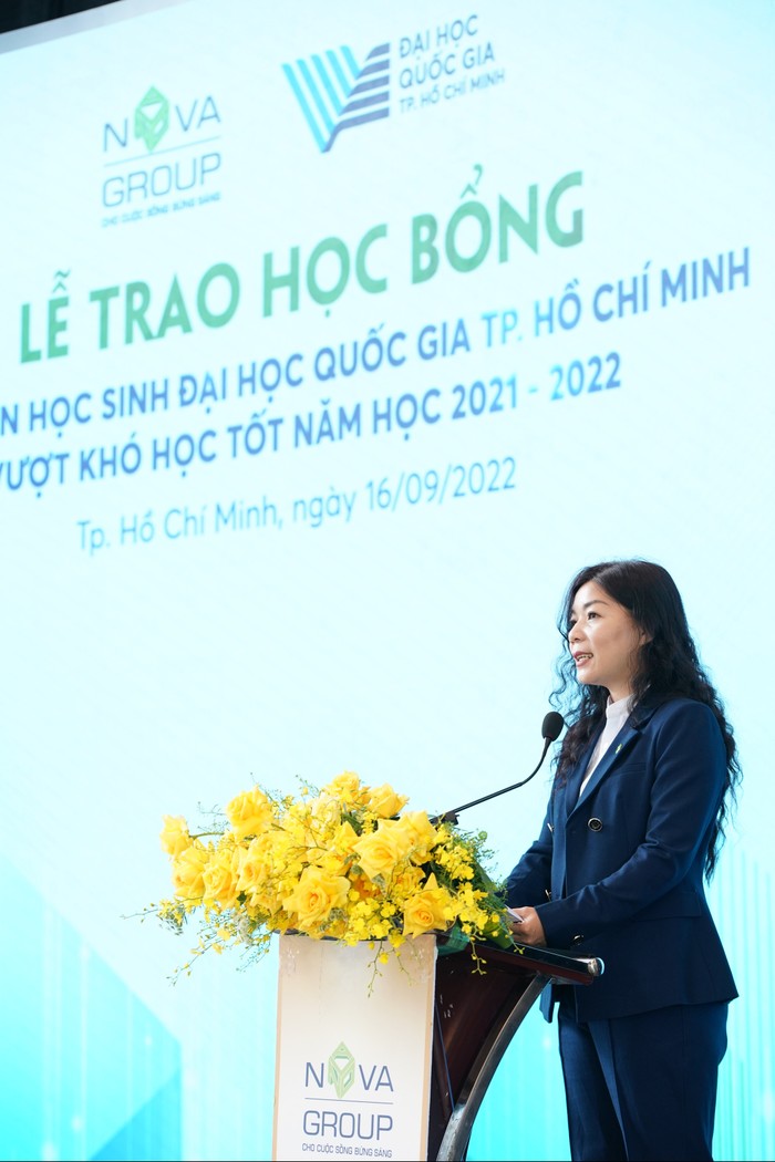 Bà Hoàng Thu Châu phát biểu động viên tinh thần vượt khó học tốt của các em sinh viên, học sinh