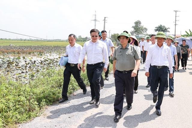 Thủ tướng Chính phủ Phạm Minh Chính và đoàn công tác tới khảo sát hiện trường, kiểm tra, đôn đốc công tác xây dựng 3 bệnh viện lớn trên địa bàn tỉnh Hà Nam. Ảnh: VGP/Nhật Bắc