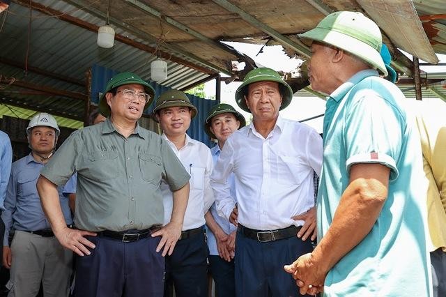 Được Thủ tướng Phạm Minh Chính hỏi, ông Nguyễn Hữu Thuận, người trông nom công trình xây dựng cơ sở 2 Bệnh viện Việt Đức từ năm 2015 cho biết, nhiều người dân đi qua đây đều bày tỏ sốt ruột trước hiện trạng của dự án, trong khi nhu cầu khám chữa bệnh của người dân rất lớn, các bệnh viện lớn ở Trung ương đều quá tải. Ảnh: VGP/Nhật Bắc