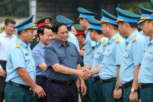 Thủ tướng Phạm Minh Chính tới thăm, động viên cán bộ, chiến sĩ Trung đoàn không quân 921. Ảnh: VGP/Nhật Bắc