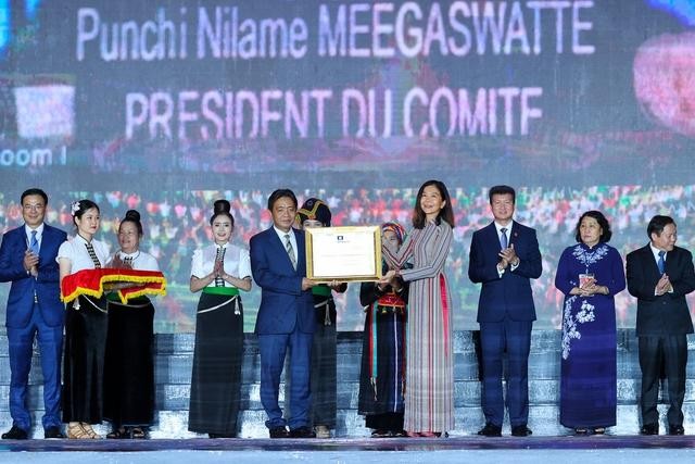 Bà Pauline Tamesis, Điều phối viên thường trú Liên Hợp Quốc tại Việt Nam, đại diện cho UNESCO trao bằng của UNESCO công nhận Nghệ thuật Xòe Thái là Di sản văn hóa phi vật thể đại diện của nhân loại cho đại diện Bộ trưởng Bộ Văn hóa Thể thao và Du lịch và lãnh đạo Uỷ ban nhân dân các tỉnh Yên Bái, Sơn La, Lai Châu, Điện Biên. Ảnh: VGP/Nhật Bắc