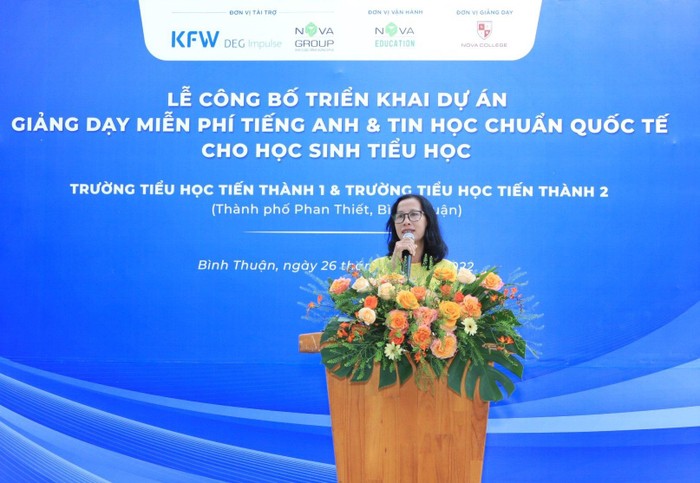 Bà Nguyễn Thị Thu Huyền – Hiệu trưởng Trường Tiểu học Tiến Thành 1 vui mừng khi các em học sinh của trường được tiếp cận phương pháp dạy học Tiếng Anh và Tin học chuẩn quốc tế