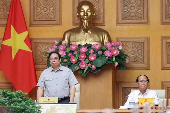 Thủ tướng Chính phủ Phạm Minh Chính, Phó Thủ tướng Lê Văn Thành, Trưởng Ban Chỉ đạo Trung ương về phòng chống thiên tai, chủ trì cuộc họp khẩn ứng phó với bão số 4 sáng 27/9. Ảnh: VGP/Nhật Bắc