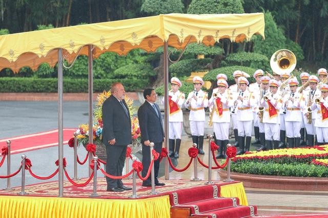 Đây là chuyến thăm ngoài khu vực Mỹ Latin đầu tiên của Thủ tướng Cuba Manuel Marrero Cruz kể từ khi nhậm chức vào tháng 12/2019, cũng là chuyến thăm đầu tiên của lãnh đạo cấp cao Cuba đến Việt Nam kể từ năm 2018. Ảnh: VGP/Nhật Bắc