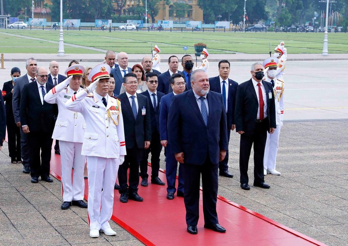 Thủ tướng Cuba Manuel Marrero Cruz đặt vòng hoa và vào Lăng viếng Chủ tịch Hồ Chí Minh