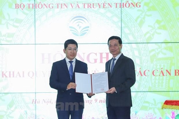 Ông Lưu Đình Phúc, Cục trưởng Cục Phát thanh, Truyền hình và Thông tin điện tử (trái) được bổ nhiệm làm Cục trưởng Cục Báo chí. (Ảnh: Lê Anh Dũng/Vietnam+)