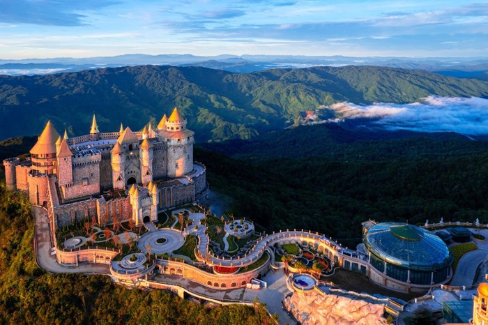 Lâu đài Mặt Trăng với vẻ đẹp như bước ra từ cổ tích tại Sun World Ba Na Hills.