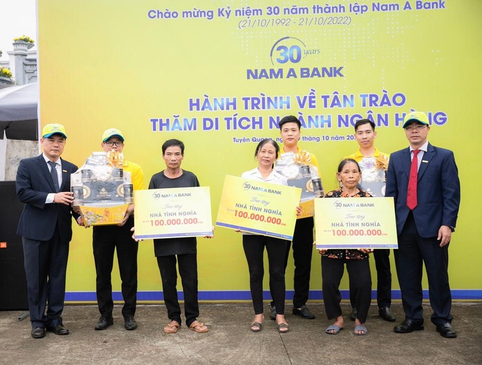 Nam A Bank trao tặng 3 căn nhà tình thương với tổng trị giá 300 triệu đồng.