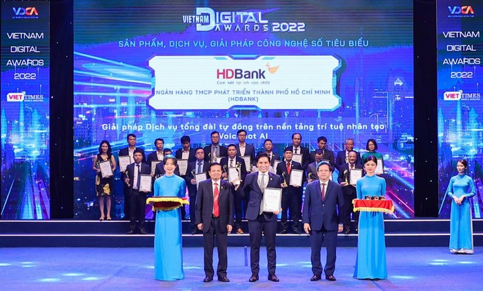 Ông Nguyễn Đức Dũng- Phó Giám đốc Trung tâm Chuyển đổi số HDBank (DTC) - đại diện HDBank - nhận giải