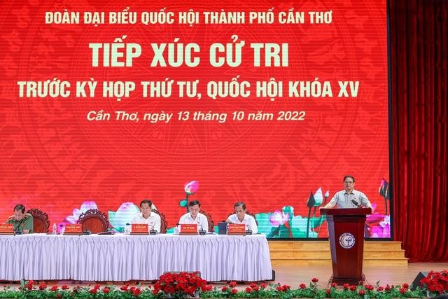 Thủ tướng Phạm Minh Chính và các đại biểu Quốc hội Thành phố Cần Thơ giải đáp, làm rõ nhiều ý kiến, đề xuất của cử tri. Ảnh: VGP/Nhật Bắc