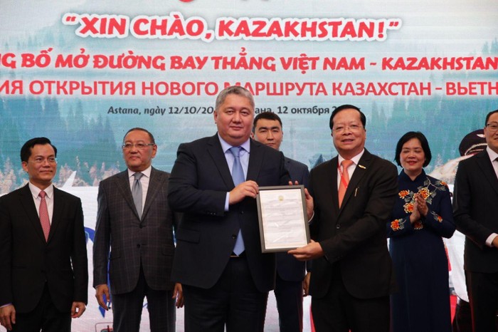 Ông Talgat Tleubekovits – Chủ tịch Ủy ban Hàng không dân dụng Kazakhstan trao giấy phép cho đại diện Vietjet - Phó Tổng giám đốc Chu Việt Cường và chúc mừng Vietjet khai trương đường bay đầu tiên kết nối Almaty với Nha Trang