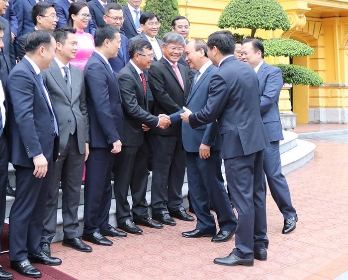 Chủ tịch nước Nguyễn Xuân Phúc chúc mừng Chủ tịch Hội đồng thành viên Petrovietnam Hoàng Quốc Vượng