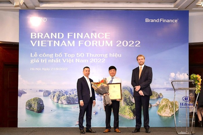 Đại diện Petrovietnam nhận vinh danh Top 10 thương hiệu giá trị nhất Việt Nam năm 2022