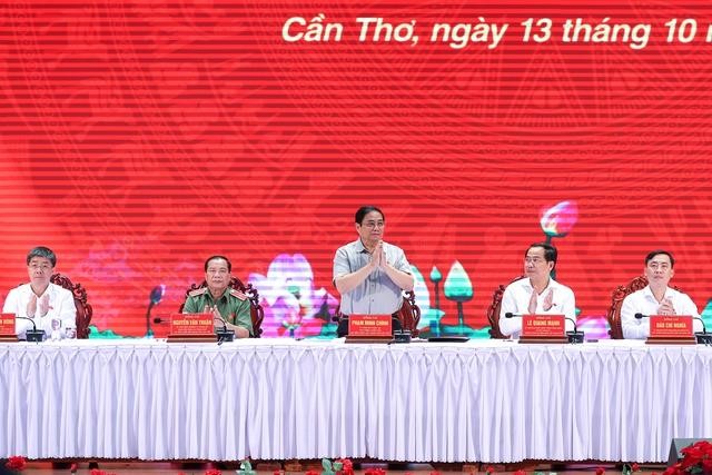 Thủ tướng Phạm Minh Chính cùng các đại biểu thuộc Đoàn đại biểu Quốc hội Thành phố Cần Thơ tiếp xúc cử tri thành phố Cần Thơ trước kỳ họp thứ 4, Quốc hội khóa XV. Ảnh: VGP/Nhật Bắc