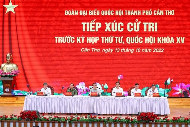 Tại cuộc tiếp xúc, Đoàn đại biểu Quốc hội Thành phố Cần Thơ báo cáo dự kiến nội dung chương trình kỳ họp thứ 4, Quốc hội khóa XV và báo cáo kết quả hoạt động 9 tháng đầu năm của Đoàn. Ảnh: VGP/Nhật Bắc