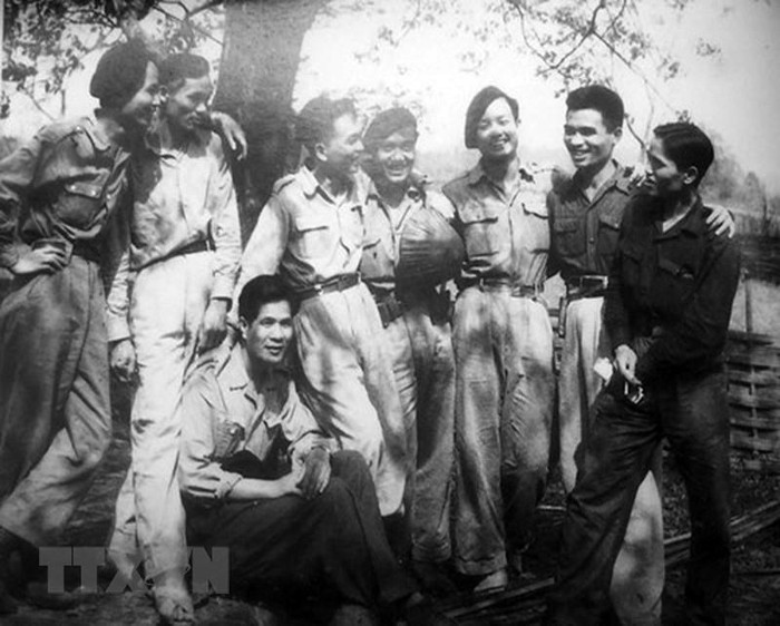 Đại tướng Võ Nguyên Giáp (thứ tư, từ trái sang) cùng đại biểu tại Hội nghị chính trị viên toàn quốc lần thứ hai ở An toàn khu Định Hóa, Thái Nguyên trước Chiến dịch Việt Bắc-Thu Đông 1947. (Ảnh: Tư liệu/TTXVN phát)