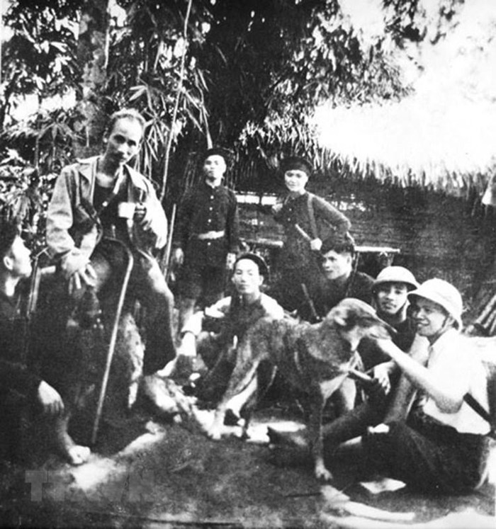 Bảo vệ Bác Hồ trên đường đi kháng chiến tại Điềm Mặc, Định Hóa, Thái Nguyên mùa hè năm 1947. (Ảnh: Tư liệu/TTXVN phát)