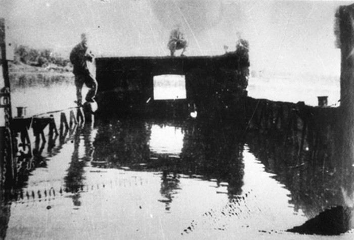 Xác chiếc tàu L.C.T của quân đội Pháp bị pháo binh ta bắn đắm trên sông Lô Việt trong chiến dịch Việt Bắc-Thu Đông năm 1947. (Ảnh: Tư liệu/TTXVN phát)