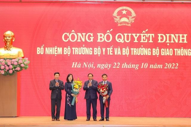 Thủ tướng Phạm Minh Chính và Phó Thủ tướng Thường trực Chính phủ Phạm Bình Minh tặng hoa hai tân Bộ trưởng. Ảnh: VGP/Nhật Bắc