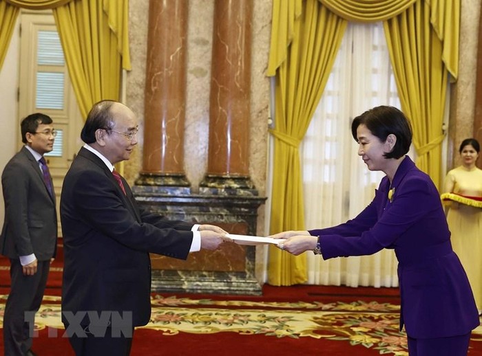 Chủ tịch nước Nguyễn Xuân Phúc tiếp nhận Quốc thư của Đại sứ Hàn Quốc Oh Youngju. (Ảnh: Thống Nhất/TTXVN)
