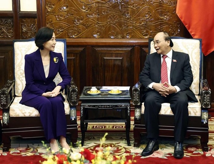 Hình ảnh Chủ tịch nước Nguyễn Xuân Phúc tiếp Đại sứ Hàn Quốc Oh Youngju. (Ảnh: Thống Nhất/TTXVN)