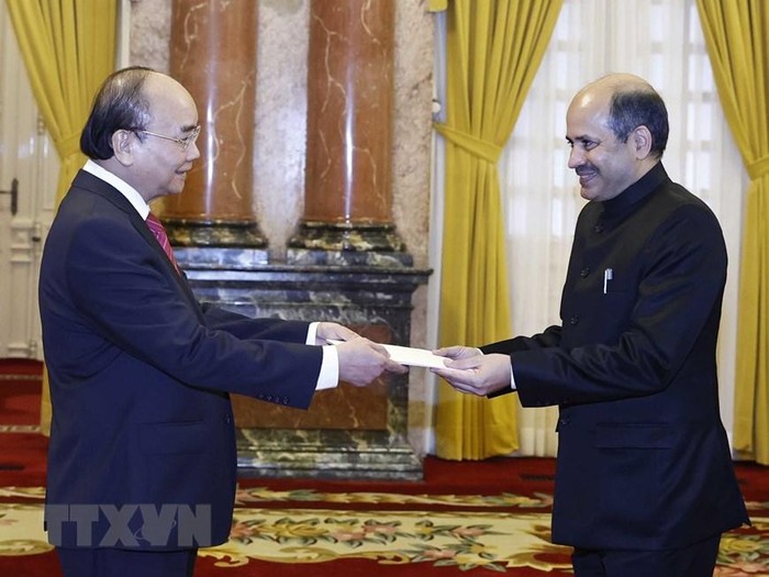 Chủ tịch nước Nguyễn Xuân Phúc tiếp nhận Quốc thư của Đại sứ Ấn Độ Sandeep Arya. (Ảnh: Thống Nhất/TTXVN)