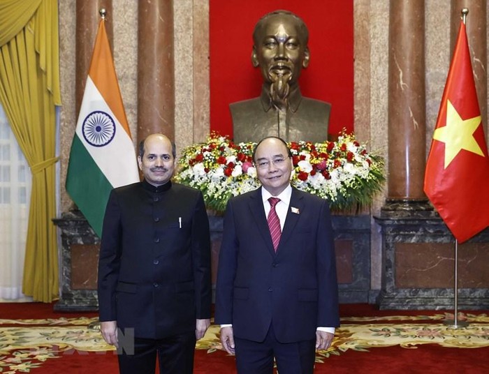 Chủ tịch nước Nguyễn Xuân Phúc chụp ảnh chung với Đại sứ Ấn Độ Sandeep Arya. (Ảnh: Thống Nhất/TTXVN)