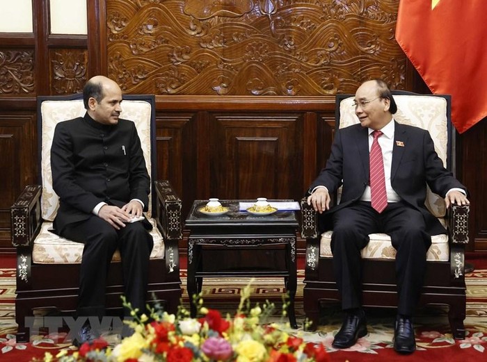 Hình ảnh Chủ tịch nước Nguyễn Xuân Phúc tiếp Đại sứ Ấn Độ Sandeep Arya. (Ảnh: Thống Nhất/TTXVN)