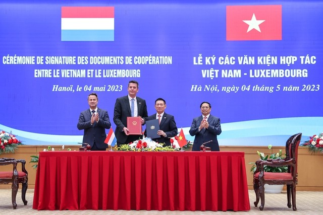 Thủ tướng Chính phủ Phạm Minh Chính và Thủ tướng Xavier Bettel chứng kiến lễ ký các văn kiện hợp tác trong lĩnh vực tài chính, đặc biệt là Thỏa thuận Đối tác chiến lược về tài chính xanh giữa Bộ Tài chính hai nước - Ảnh: VGP/Nhật Bắc