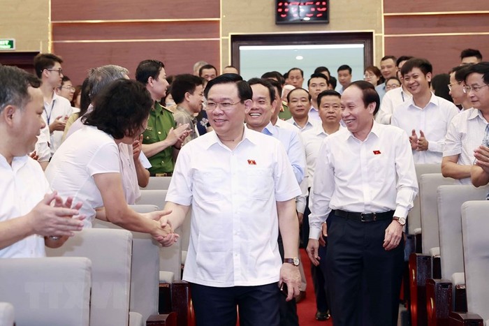 Chủ tịch Quốc hội Vương Đình Huệ với cử tri quận Ngô Quyền. (Ảnh: Doãn Tấn/TTXVN)