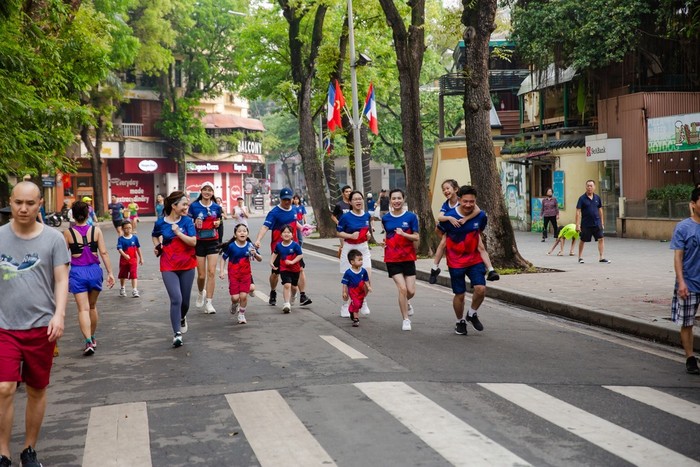 Trường Tiểu học Vinschool Times City (Hà Nội) tổ chức ngày chạy offline dành cho Cán bộ nhân viên, Giáo viên vào ngày 16/4/2023 tại hồ Hoàn Kiếm. Màu áo EDURUN 2023 trải khắp khu phố đi bộ, nhằm lan tỏa thông điệp Chạy vì Giáo dục, Chạy vì Sức khỏe, Chạy vì Cộng đồng đến cộng đồng xung quanh.