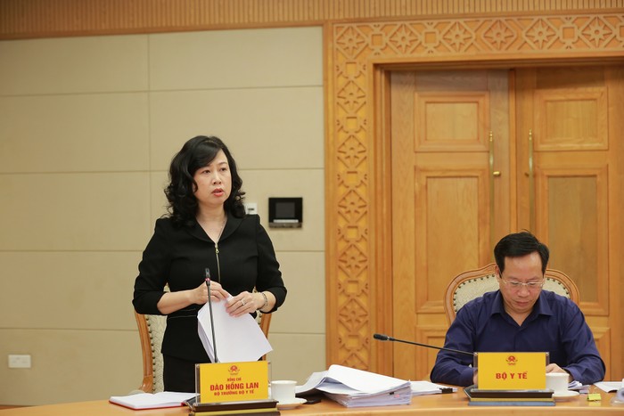 Bộ trưởng Bộ Y tế Đào Hồng Lan báo cáo về tình hình xây dựng các văn bản pháp luật của ngành y tế thời gian qua - Ảnh: VGP/Minh Khôi