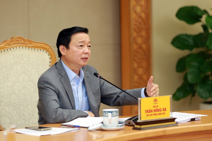 Phó Thủ tướng Trần Hồng Hà yêu cầu Bộ Y tế tiếp tục có phương án thực hiện đặt hàng hoặc đấu thầu tập trung cấp quốc gia, đàm phán giá để các địa phương có căn cứ mua sắm, không để thiếu vaccine cho tiêm chủng mở rộng - Ảnh: VGP/Minh Khôi