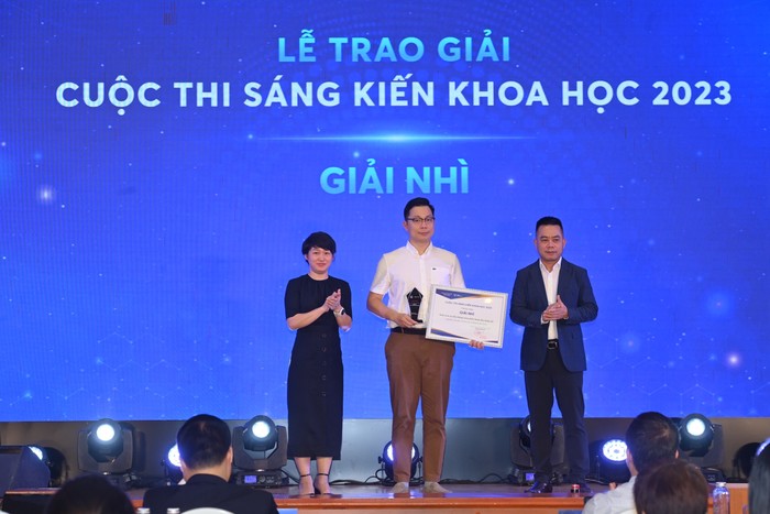 BSCKII Phạm Trung Hiếu nhận giải