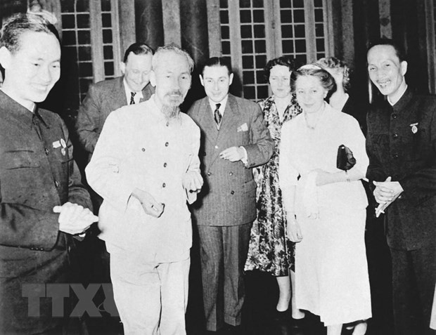 Chủ tịch Hồ Chí Minh tiếp Đoàn đại biểu phong trào Hòa bình Pháp thăm Việt Nam (15/3/1955). (Ảnh: Tư liệu/TTXVN)
