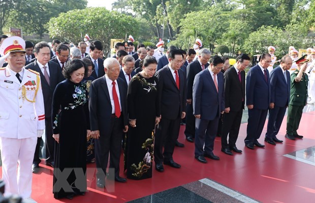 Đoàn đại biểu lãnh đạo Đảng, Nhà nước tưởng niệm các Anh hùng liệt sỹ. (Ảnh: Minh Đức/TTXVN)