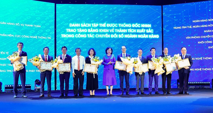 Ông Trần Công Quỳnh Lân – Phó Tổng Giám đốc VietinBank (thứ 3 từ trái qua) đại diện VietinBank nhận Bằng khen của Thống đốc Ngân hàng Nhà nước Việt Nam về thành tích xuất sắc trong công tác chuyển đổi số ngành Ngân hàng