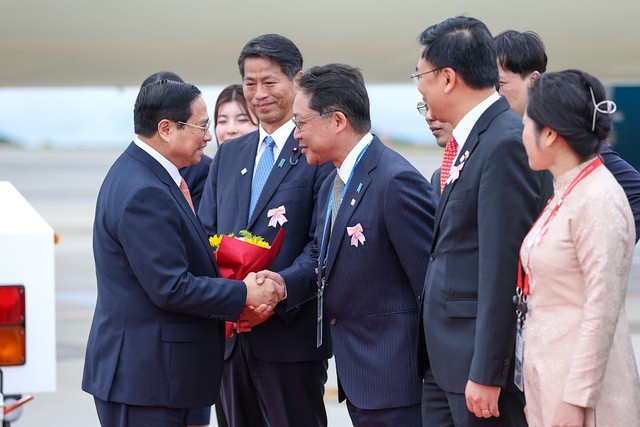 Thống đốc tỉnh Hiroshima Hidehiko Yuzaki chào đón Thủ tướng Phạm Minh Chính - Ảnh: VGP/Nhật Bắc
