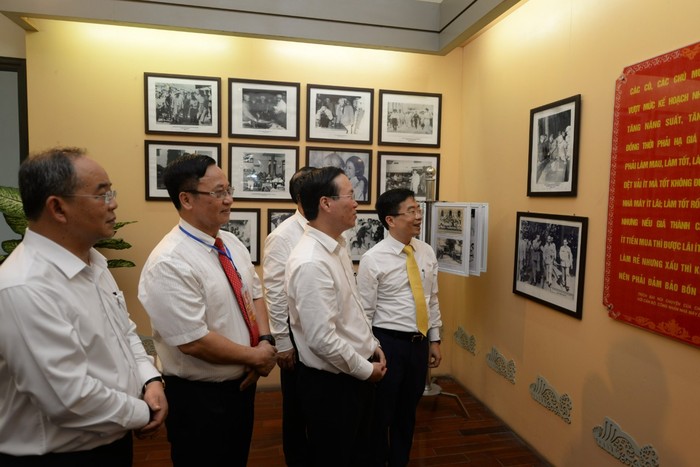 Chủ tịch nước Võ Văn Thưởng thăm Nhà truyền thống ngành dệt may Việt Nam tại thành phố Nam Định.