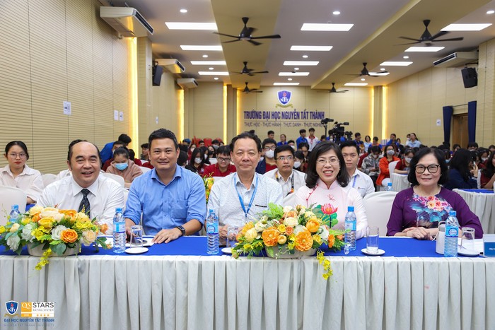 Các thầy cô đại diện Trường Đại học Nguyễn Tất Thành
