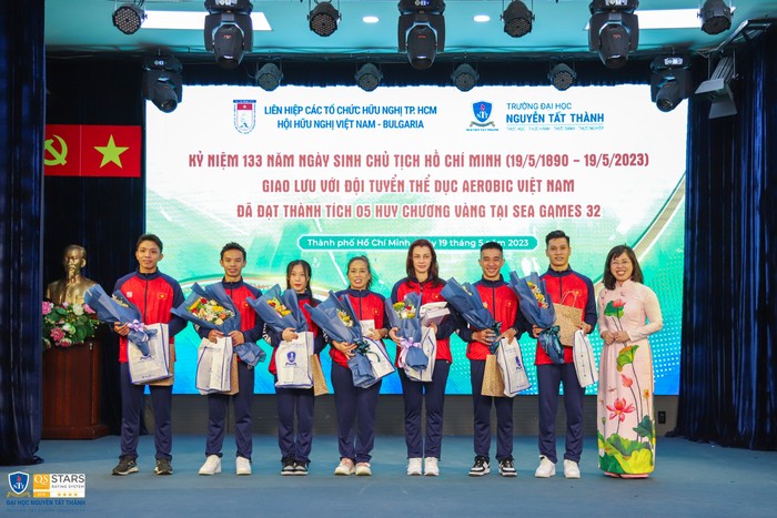 Tiến sĩ Trần Ái Cầm tặng hoa và trao quà lưu niệm cho Ban huấn luyện và các vận động viên đổi tuyển Aerobic Việt Nam