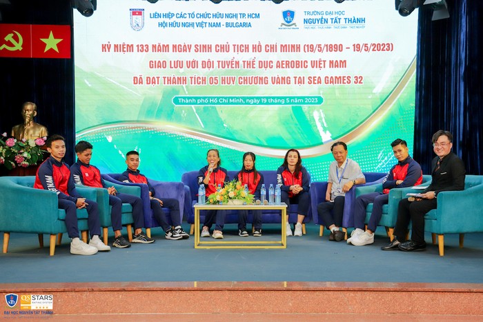 Ban huấn luyện và các vận động viên đội tuyển Aerobic Việt Nam giao lưu với sinh viên