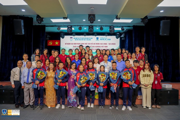 Đội tuyển Aerobic Việt Nam chụp ảnh lưu niệm cùng sinh viên Trường Đại học Nguyễn Tất Thành