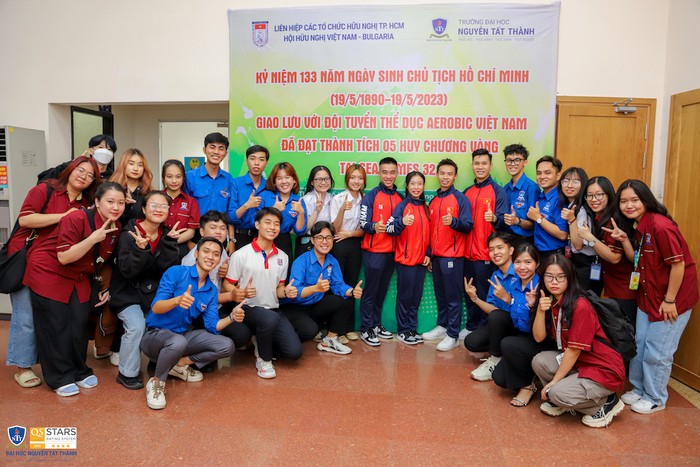 Các vận động viên đội tuyển Aerobic Việt Nam chụp ảnh cùng sinh viên Trường Đại học Nguyễn Tất Thành