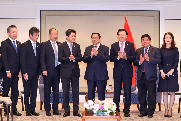 Thủ tướng chụp ảnh lưu niệm cùng lãnh đạo Tập đoàn AEON - Ảnh: VGP/Nhật Bắc
