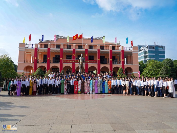 Tại Bến Nhà rồng và phòng Tưởng niệm Bác Hồ, thầy và trò Trường Đại học Nguyễn Tất Thành đã dâng hương, hoa tưởng nhớ 133 năm ngày sinh Chủ tịch Hồ Chí Minh.